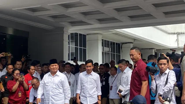 Prabowo Subianto dan Gibran Rakabuming Raka tiba di Gedung KPU RI, Jakart Pusat, Rabu (24/4/2024).