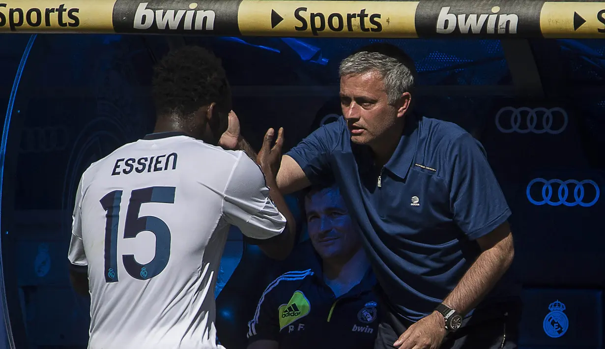 1. Jose Mourinho - Pelatih asal Portugal ini melihat bakat Michael Essien di Lyon dan memboyongnya ke Chelsea. Kecocokan keduanya berlanjut ketika The Special One turut memboyong gelandang asal Ghana ini ke Real madrid. (AFP/Dani Pozo) 