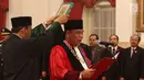 Arief Hidayat disumpah saat acara pelantikannya menjadi Hakim Konstitusi periode 2018-2023 di Istana Negara, Jakarta, Selasa (27/3). Sebelumnya diketahui, DPR menyetujui Arief menjadi hakim MK periode 2018-2023. (Liputan6.com/Angga Yuniar)