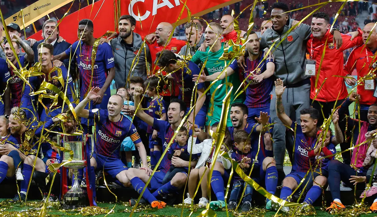 Para pemain Barcelona berpose dengan  trofi Copa del Rey setelah memenangkan pertandingan melawan Sevilla pada babak final di stadion Wanda Metropolitano di Madrid, Spanyol (21/4). Barcelona menang telak 5-0.  (AP Photo / Paul White)