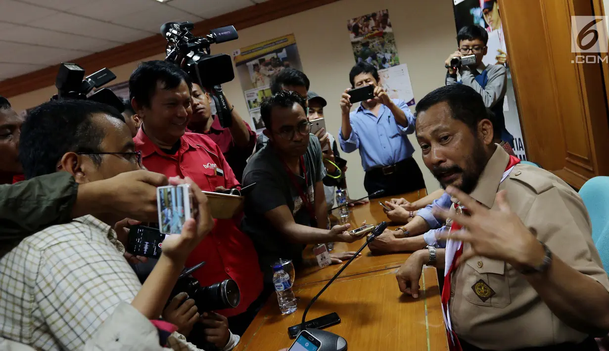 Ketua Kwarnas Pramuka Budi Waseso memberi keterangan pers di Jakarta, Selasa (16/10). Dalam keterangannya Budi Waseso menanggapi Video Kampanye Pilpres 2019 Pakai Atribut Pramuka yang sempat viral adalah bukan anggota Pramuka. (Liputan6.com/Johan Tallo)