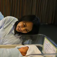 Chua terlihat bahagia dan mencoba berkomunikasi dengan anak pertamanya Raja Sabdasakha Putra Firmansyah saat jumpa pers di Rumah Sakit Pondok Indah, Jakarta, Sabtu (27/08). (Liputan6.com/Herman Zakharia)