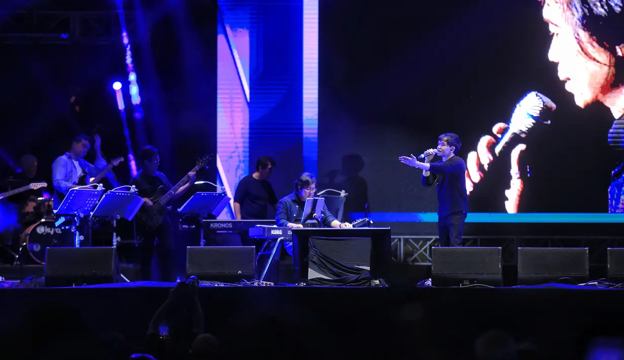 Putra bungsunya, Pasha ikut naik panggung. Ia dan sang papa berduet membawakan tembang Seperti yang Kau Minta. [Adrian Putra/Fimela.com]