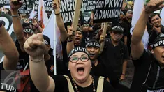 Karyawan Bank Danamon yang tergabung dalam Serikat Pekerja Danamon menggelar aksi turun ke jalan pada Jumat (28/10). Mereka long march dari kawasan Tugu Tani ke Kantor Pusat Bank Danamon di Menara Danamon .(Liputan6.com/Angga Yuniar)