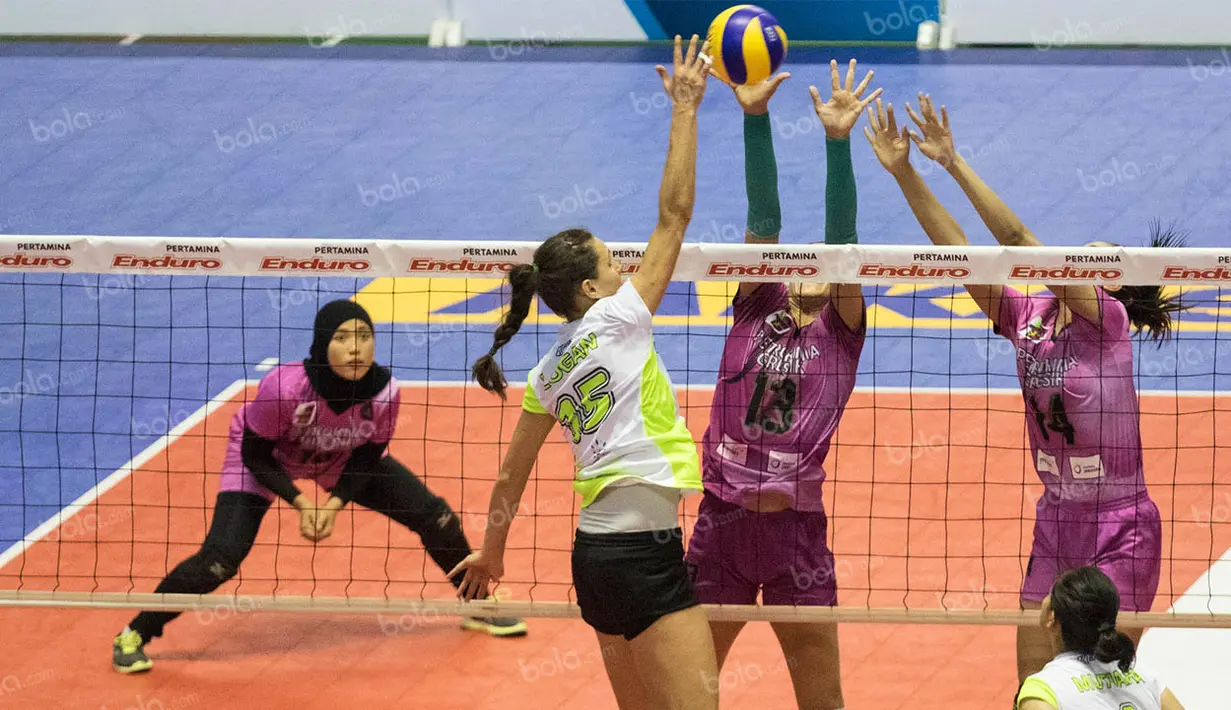 Pevoli Jakarta Pertamina Energi, Logan Tom, melepaskan bola saat menghadapi Gresik Petrokimia. Jakarta Pertamina Energi kalah dengan skor 29-31, 20-25, 25-18, 23-25. (Bola.com/Vitalis Yogi Trisna)