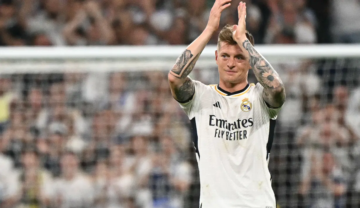 Kroos juga mendapat tepuk tangan meriah dari para suporter saat digantikan oleh Dani Ceballos pada menit ke-86. (JAVIER SORIANO / AFP)