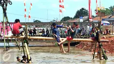 Peserta mengikuti lomba gebuk bantal di Kalimalang, Jakarta Timur, Senin (17/8). Lomba tersebut dalam rangka menyemarakkan perayaan HUT RI ke-71.(Liputan6.com/Johan Tallo)