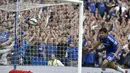 Diego Costa (kanan), mencetak gol kemenangan Chelsea atas Leicester City (2-0) di Stadion Stamford Bridge, London, (23/8/2014). (REUTERS/Toby Melville)