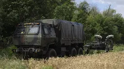 Sebuah truk tentara Ukraina melaju ke lokasi sebelum menembaki posisi Rusia menggunakan howitzer M777 pasokan Amerika Serikat di wilayah Kharkiv, Ukraina, 14 Juli 2022. Invasi Rusia ke Ukraina telah memasuki hari ke-141. (AP Photo/Evgeniy Maloletka)