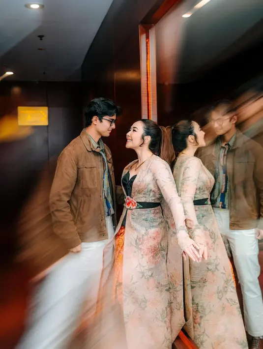 Aktor muda itu tampil kasual-smart dengan jaket suede, kemeja bermotif, serta celana putih yang memberi kesan effortless namun tetap rapi. Keduanya terlihat kompak dan mesra, tak segan berbagi senyum di depan kamera. [@cintabrian].