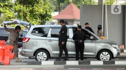 Sejumlah aparat keamanan sudah bersiaga di sejumlah titik pintu masuk Gedung DPR. (Liputan6.com/Johan Tallo)