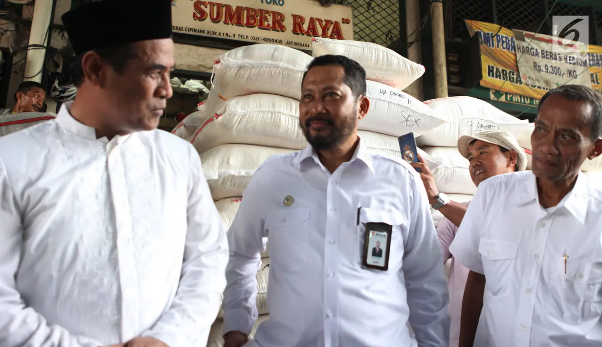 Menteri Pertanian Amran Sulaiman dan Dirut Bulog, Budi Waseso (tengah) melakukan sidak ke Pasar Induk Beras Cipinang, Jakarta, Kamis (8/11). Peninjauan sebagai upaya memonitor stabilisasi pasokan dan harga beras di pasar umum. (Merdeka.com/Imam Buhori)