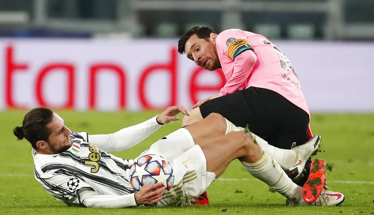 Pemain Barcelona Lionel Messi berebut bola dengan pemain Juventus Adrien Rabiot pada pertandingan Grup G Liga Champions di Allianz Stadium, Turin, Italia, Rabu (28/10/2020). Barcelona menaklukkan Juventus 2-0. (AP Photo/Antonio Calanni)