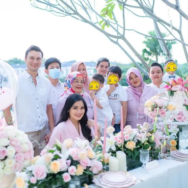 6 Momen Titi Kamal Rayakan Ultah Ibunda Bareng Keluarga, Penuh Kehangatan