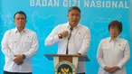 Kepala Badan Gizi Nasional (BGN) Sudaryono didampingi Wakil Kepala Badan Gizi Nasional Agustina Arumsari dan Wakil Kepala BGN Trenggono saat jumpa pers di Kantor BGN, Jakarta, Senin (27/07/2026). (KLY/ Arie Basuki)