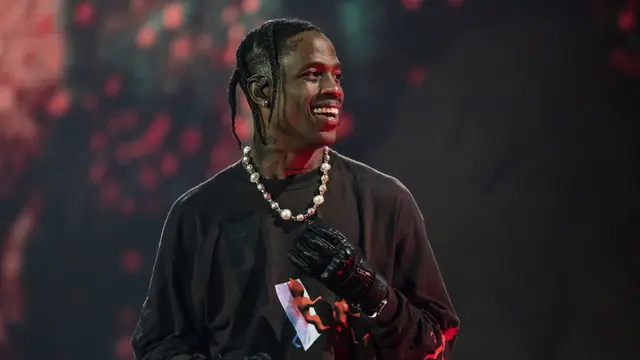 Travis Scott saat tampil di Astroworld Music Festival. (Amy Harris/Invision/AP)