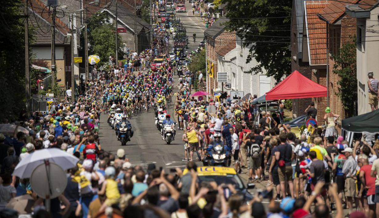 Iringan pebalap sedang berlomba di Etape 3 Tour de France yang berjarak 159.5 km antara Antwerp dan Huy, Belgia. (7/7/2015). (AFP PHOTO/ERIC FEFERBERG)