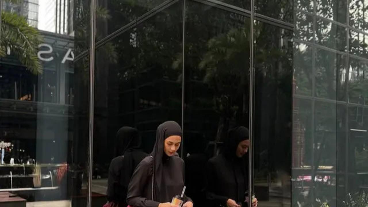 8 Model Gamis Kekinian Paula Verhoeven, Berkelas untuk Wanita dengan Tinggi di Atas 170 cm