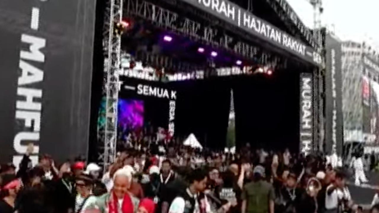 Alam berduet dengan Slank membawakan lagu berjudul terlalu manis.&nbsp;<br>