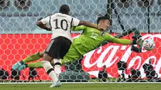 Matchday pertama fase grup Piala Dunia 2022 banyak menghadirkan drama. Salah satunya adalah penampilan tangguh para kiper yang harus pontang-panting untuk menjaga gawang mereka agar tidak kebobolan. Berikut aksi-aksinya. (AP/Ebrahim Noroozi)