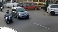 Terlihat dari rekaman video seorang pemotor terlihat santai ketika hendak membelokan kendaraan ke sisi kanan dari arah datangnya kendaraan (@roda2blog)