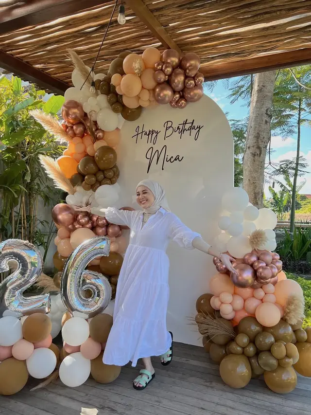 7 Model Gamis dan Setelan Hijab ala Kesha Ratuliu, Gaya Menawan untuk Ibu Muda