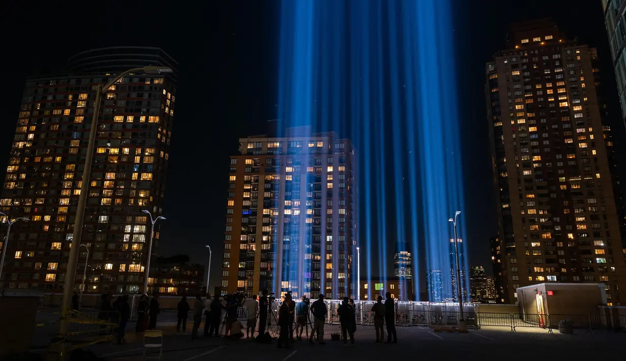 Sinar cahaya yang membentuk Tribute in Light diuji coba sebagai persiapan untuk memperingati 23 tahun serangan teroris 9/11, New York, 5 September 2024. (Spencer Platt/Getty Images North America/Getty Images via AFP)