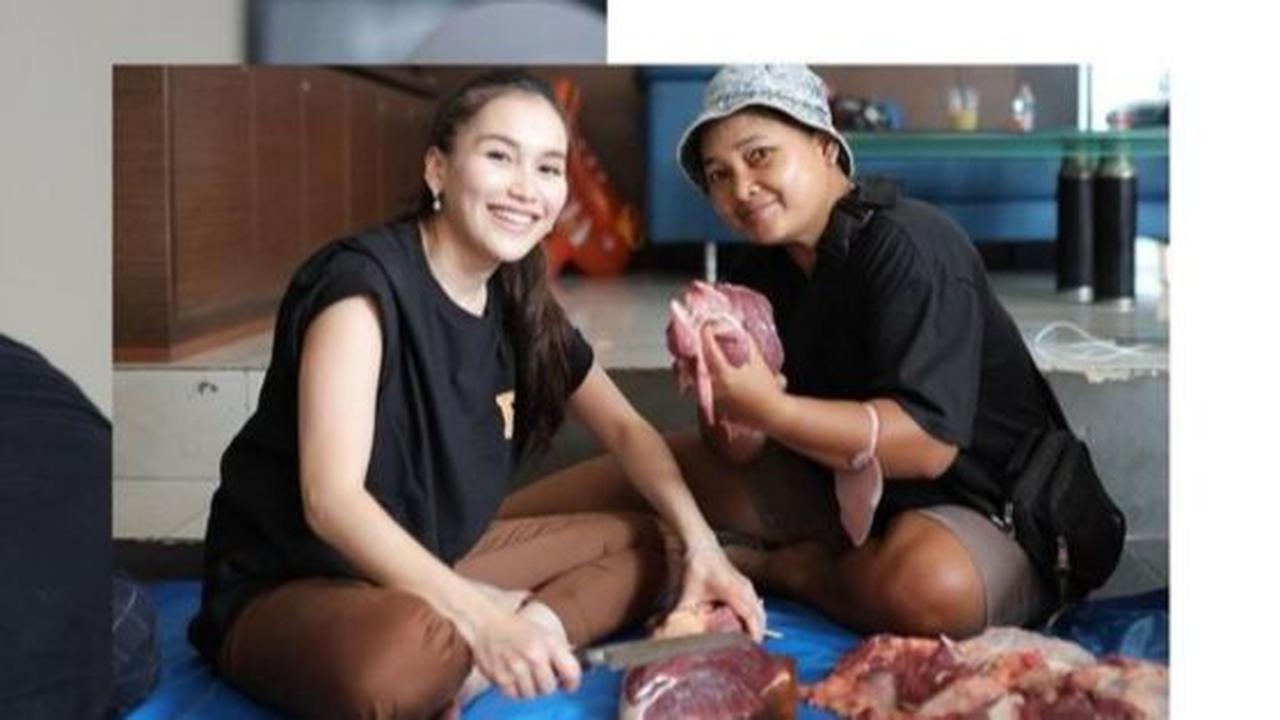 Senyum Cantik, 8 Foto Ayu Ting Ting Saat Potong Daging Kurban Hingga Duduk di Lantai