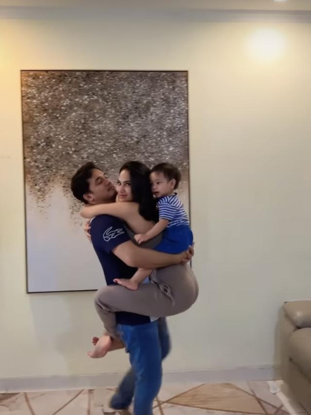 Gala Sky kerap diajak oleh kedua orang tuanya untuk membuat video lucu di rumah.