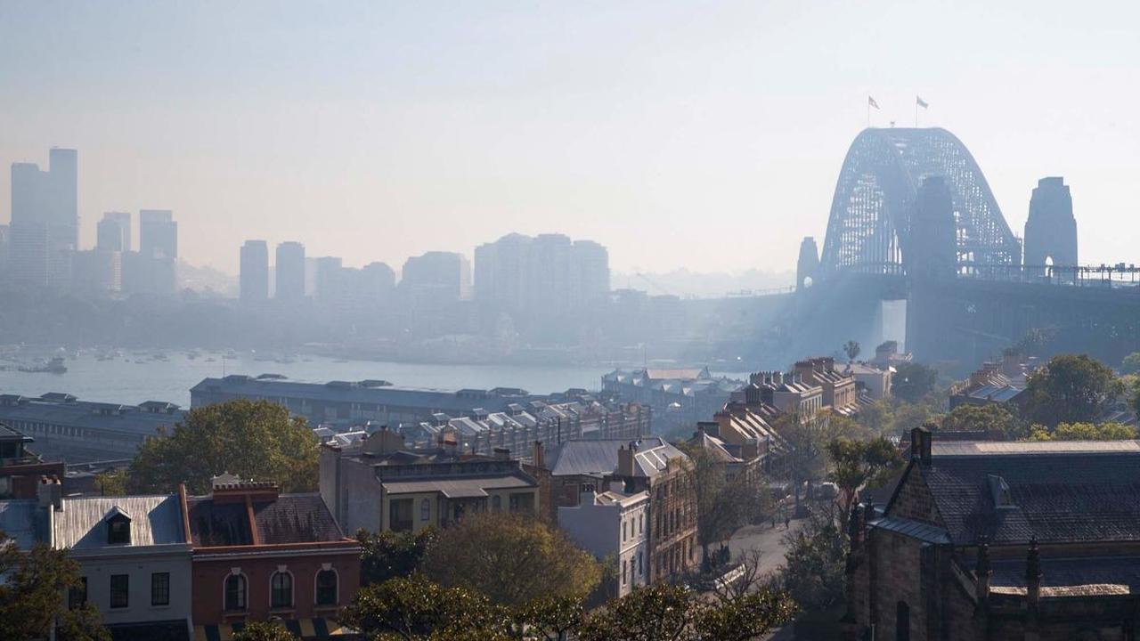 Namun, pembakaran lahan itu menyebabkan kabut asap menyebar ke seluruh Sydney.
