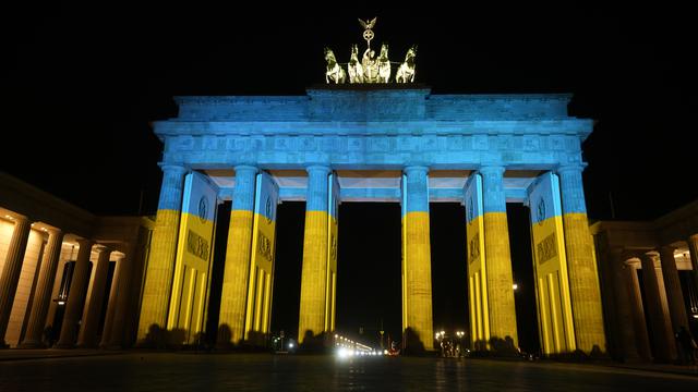 Bangunan di Berlin dan Paris Diterangi Warna Bendera Ukraina