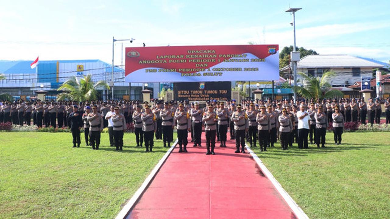 Ratusan personel Polda Sulut yang mendapat kenaikan pangkat satu tingkat.