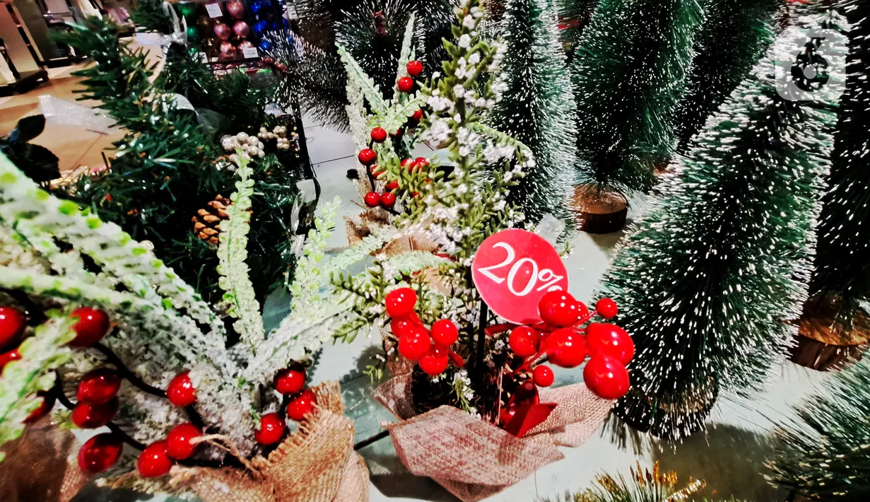 Pernak-pernik Natal dijual di salah satu toko di Pasar Baru, Jakarta, Selasa (13/12/2022). Dua pekan jelang perayaan Natal, penjualan pernak-pernik mulai terlihat di sejumlah toko di Jakarta, diskon bahkan diberikan untuk menarik perhatian pembeli seperti yang dilakukan toko di kawasan Pasar Baru ini. (Liputan6.com/Johan Tallo)