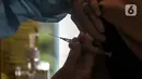 Vaksinator menyiapkan vaksin AstraZeneca untuk disuntikkan kepada warga saat peresmian Sentra Vaksinasi COVID-19 di RS St. Carolus, Jakarta, Senin (14/6/2021). Sentra vaksinasi ini akan beroperasi selama tiga bulan hingga tanggal 26 September 2021. (Liputan6.com/Johan Tallo)