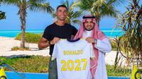 Cristiano Ronaldo resmi bertahan di klub Arab Saudi, Al Nassr, setelah sepakat memperpanjang masa baktinya hingga 2027. (X/Al Nassr)