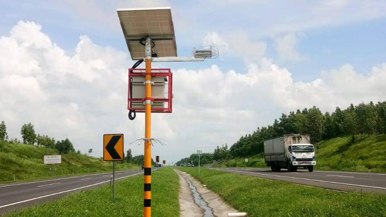 Menjelaskan Peran dan Ketentuan Penggunaan Lampu Strobo di Jalan Raya.