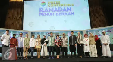 Sejumlah artis pendukung yang akan meramaikan Ramadan Penuh Berkah di Indosiar melakukan pose bersama usai menggelar jumpa pers, Jakarta, Jumat (20/05). (Liputan6.com/Herman Zakharia)