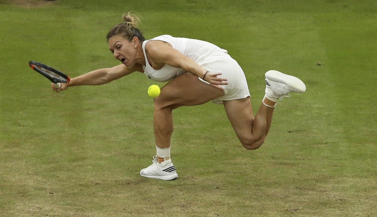 Aksi Simona Halep mengembalikan bola ke arah Johanna Konta pada perempat final tunggal putri Wimbledon 2017 di The All England Lawn Tennis Club, Wimbledon, London, (11/7/2017). (AP/Tim Ireland)