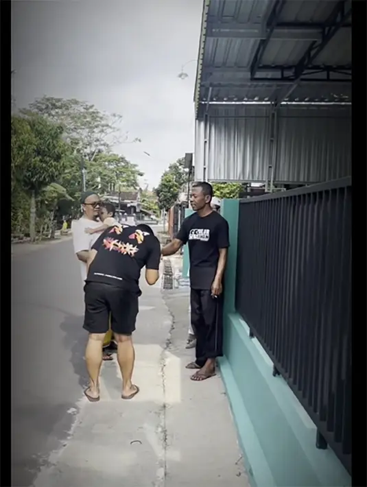 Momen saat sedang santai, Denny Caknan ikut kegiatan warga di lingkungan rumahnya. Mengenakan celana pendek dan sandal jepit, Denny tampak santai kerja bakti. Momen ketemu dengan orang yang lebih tua tetap cium tangan. [Instagram/denny_caknan]