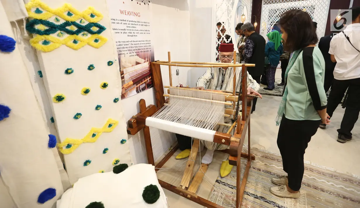 Seorang wanita melihat mesin tradisional dalam ajang inacraft 2019 di JCC, Jakarta, Rabu (24/4).   Inacraft 2019 sendiri merupakan salah satu pameran produk kerajinan terbesar di Asia Tenggara yang diikuti sekitar 1.700 peserta dari seluruh Indonesia dan luar negeri. (Liputan6.com/Angga Yuniar)