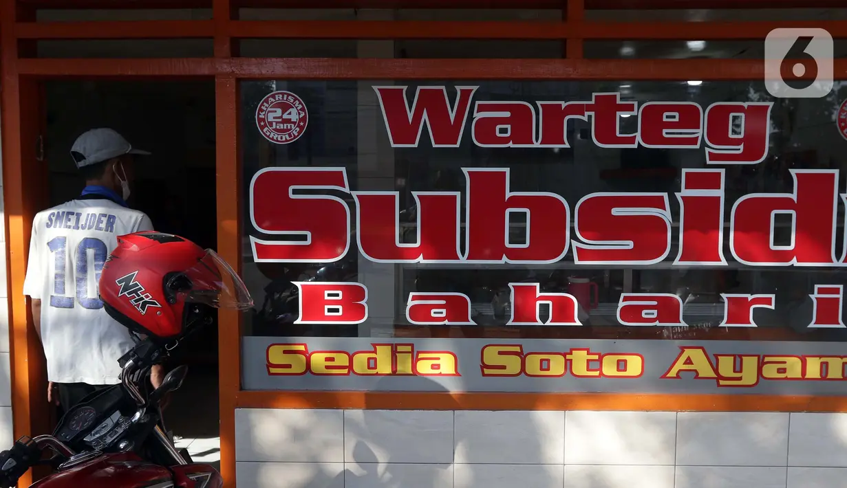 Warga memasuki salah satu warung makan, Jakarta, Senin (26/7/2021). Pemerintah menyesuaikan aturan PPKM Level 4 pada pelaku usaha kuliner dengan mengizinkan menerima pengunjung makan di tempat dengan protokol kesehatan dan waktu makan maksimal 30 menit. (Liputan6.comHelmi Fithriansyah)