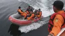 Personel Basarnas melakukan pencarian korban KM Sinar Bangun yang tenggelam di Danau Toba, Sumatra Utara, Rabu (20/6). Hingga hari ketiga, sebanyak 18 penumpang selamat, dua tewas dan 160 lainnya masih dalam proses pencarian. (AP/Binsar Bakkara)