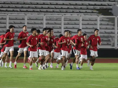 Sejumlah pemain Timnas Indonesia saat sesi latihan jelang laga Semifinal Piala AFF U-23 2025 di Stadion Madya Gelora Bung Karno, Senayan, Jakarta, Kamis (24/7/2025). (Liputan6.com/Helmi Fithriansyah)