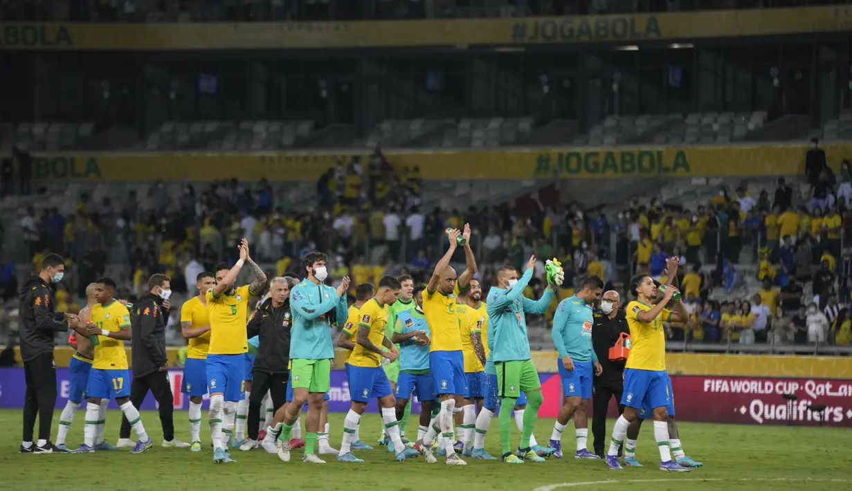 Para pemain Brasil merayakan kemenangan atas Paraguay pada laga Kualifikasi Piala Dunia 2022 zona CONMEBOL di stadion Mineirao di Belo Horizonte, Brasil, Rabu (2/2/2022). Brasil menang atas Paraguay 4-0. (AP Photo/Andre Penner)