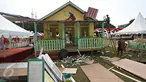 Pekerja menyelesaikan pembuatan rumah adat betawi jelang pelaksanaan Festival Lebaran Betawi IX di Lapangan Banteng, Jakarta, Kamis (11/8). Festival Lebaran Betawi IX tersebut akan digelar pada 12-13 Agustus 2016. (Liputan6.com/Immanuel Antonius)