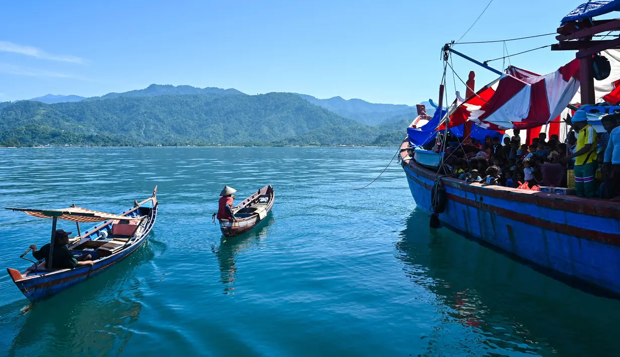 Sebelumnya, perahu tersebut telah berlabuh sekitar empat mil atau sekitar 6,4 kilometer dari lepas pantai Aceh. (CHAIDEER MAHYUDDIN/AFP)