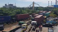 Antrean truk yang mau masuk Pelabuhan Tanjung Emas, Semarang, terpantau mengular di depan pintu utama pelabuhan, Jumat (27/5/2022). (Liputan6.com/ Ist)