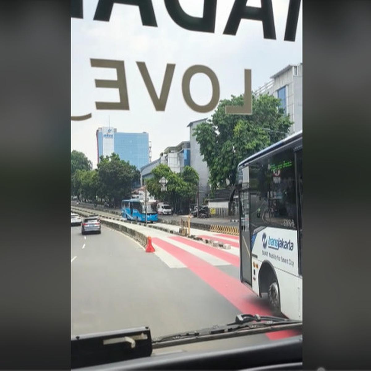 Mobil Damkar Lewat Jalur Busway, Bus TransJakarta di Depannya Langsung Mengalah