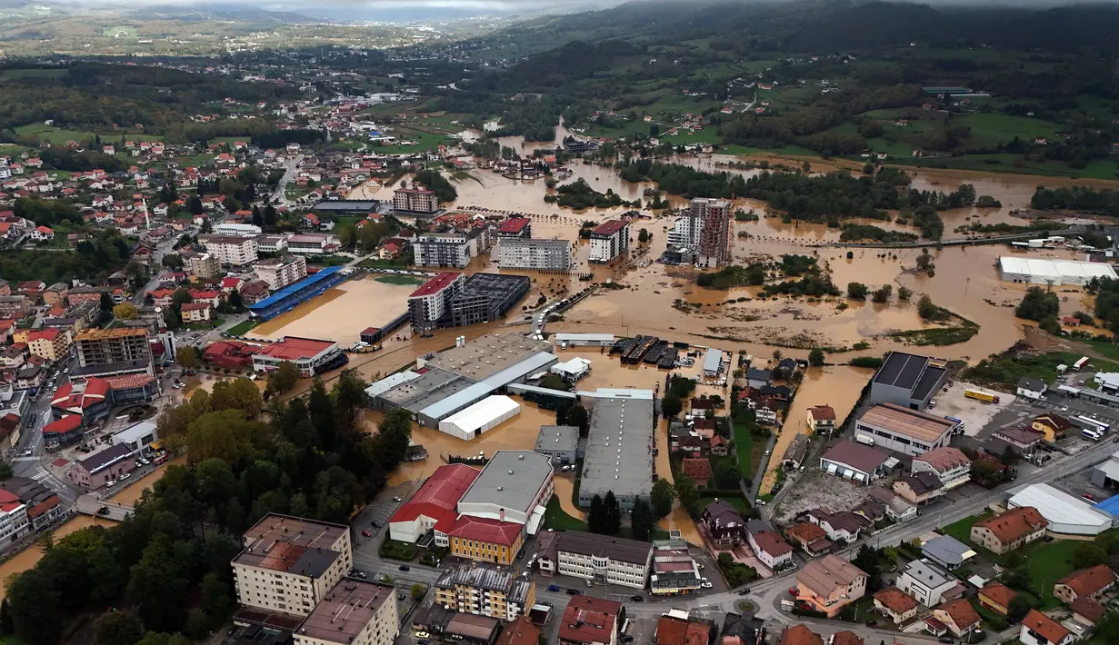 Foto udara yang diambil di Kiseljak, sekitar dua puluh kilometer sebelah barat Sarajevo pada tanggal 4 Oktober 2024 ini menunjukkan jalan-jalan dan area rumah yang terendam banjir setelah hujan lebat. (RUSMIR SMAJILHODZIC/AFP)