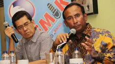Direktur Eksekutif Indonesian Resources Studies (Iress), Marwan Batubara (kiri) dan Wakil Ketua Komisi VII DPR RI Fraksi Golkar Satya W Yudha saat diskusi bertajuk "Kontroversi Cilamaya" di Jakarta, Sabtu (28/3/2015). (Liputan6.com/Helmi Afandi)